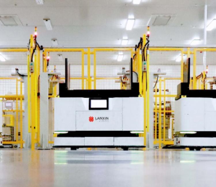 Robot cấp nguyên liệu và dỡ hàng cho máy phủ lớp