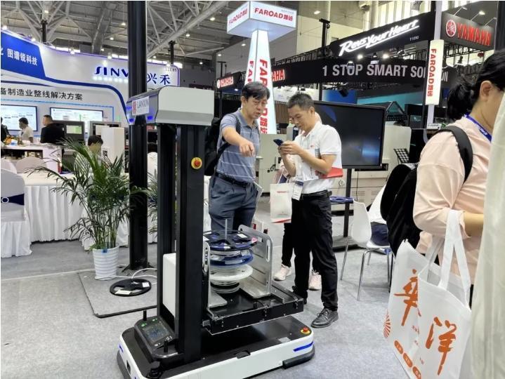 Robot tải đặt SMT